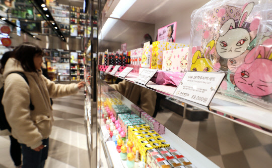 어린이용 메이크업 제품들의 인기가 늘어나고 있다. 이전에는 어린이용 화장품들이 스킨케어 위주로 구성됐다면 이제는 립스틱, 매니큐어 등 색조제품들로 품목이 확대되고 있다. 5일 SK플래닛이 운영하는 오픈마켓 11번가에 따르면 어린이용 화장품의 지난해 매출은 2016년보다 29% 증가했다. 이날 오후 서울 시코르 강남역점에 어린이 화장품이 진열돼있다.